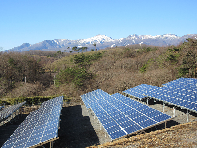 ＜西郷ソーラー発電所の写真　遠くに見えるのは那須連山＞